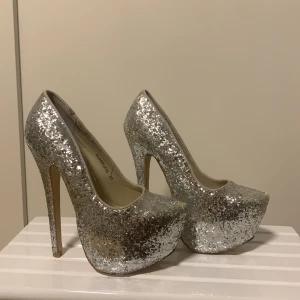 Silvriga glittriga pumps - Festliga silver glittriga pumps från Nly/ Nelly nypris runt 400-500kr, passande för nyår. Storlek 35 priset kan diskuteras 