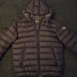 Colmar jacka - Sparsamt använd colmar jacka i perfekt skick. Säljer pågrund av att jag har tröttnat på . Hör gärna av er vid mer frågor och funderingar. Först till kvarn  ⚡️⚡️