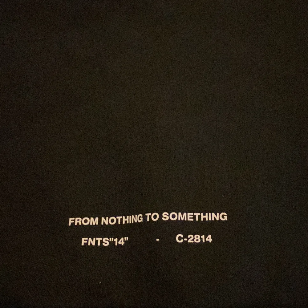 Säljer en svart hoodie från Hoodrich med blå detaljer och texten 'FROM NOTHING TO SOMETHING'. Den har en stor luva med blått foder och en bekväm passform. Perfekt för höst och vinter!. Tröjor & Koftor.