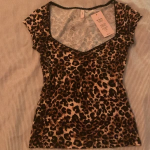 Leopard tröja Nelly  - Jättesnygg leopard tröja från nelly i strl xs🐆🐆 Säljer pga att den inte passade mig. Endast provad💘