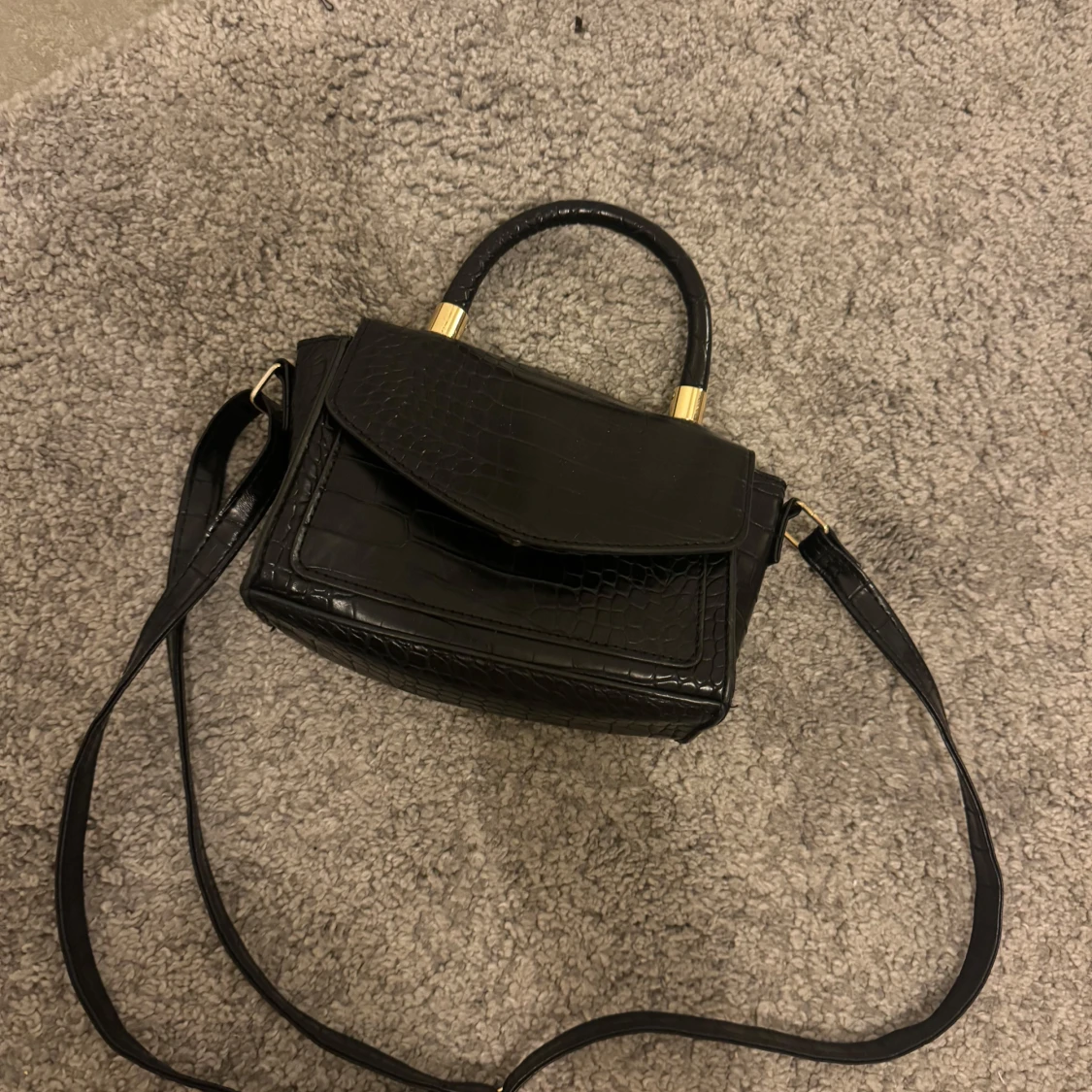 Svart handväska med gulddetaljer