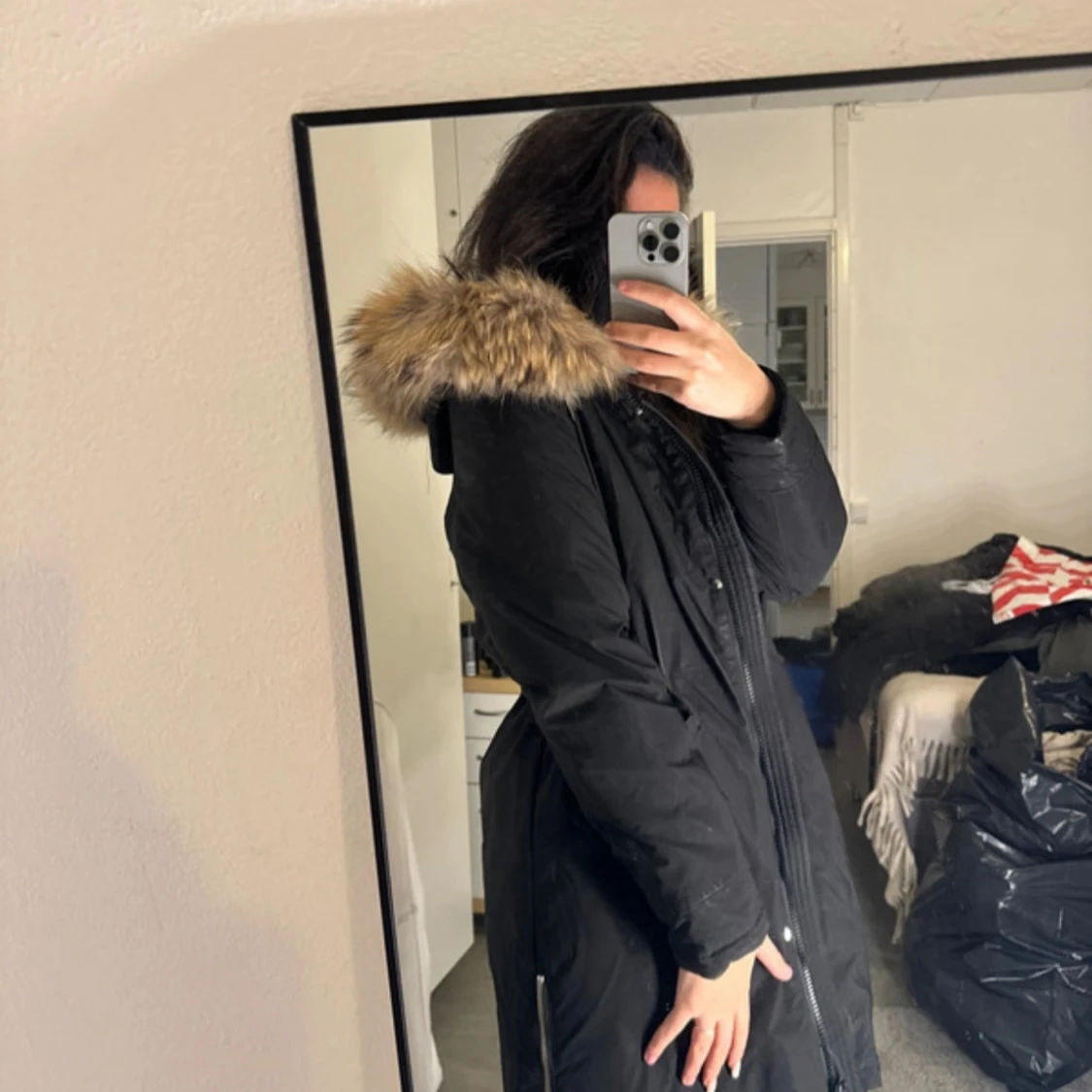 Svart parkajacka med pälsdetalj - 90