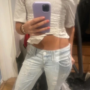 Ljusblå jeans med slitningar - Säljer ett par ljusblå jeans i nyskick💓skriv för mått och fler bilder💓