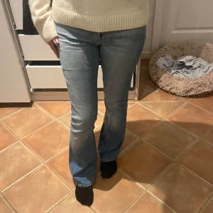 Bootcut jeans - Stl 32, bra skick(ser typ nya ut), köpta för 900kr utomlands, kom gärna med prisförslag 