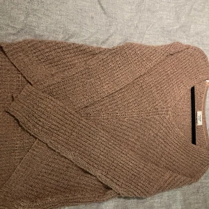 Rosa stickad tröja  - Säljar denna rosa tröjan från JDY. Den är mer rosa i verkligheten än den är på bilden.  Nypris=350