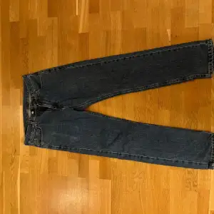 Säljer ett par klassiska Levi's 505 jeans i blå denim. De har en straight passform och är i mycket bra skick. Perfekta för både vardag och lite mer avslappnade tillfällen. Jeansens material är slitstarkt och håller länge. Passar bra till alla säsonger! Storlek W30 L30