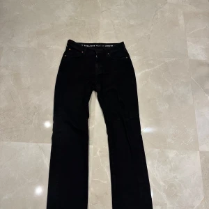 Svarta straight jeans - Säljer ett par svarta straight jeans i mycket bra skick. De har en låg midja och klassisk femficksdesign med dragkedja. Perfekta för både vardag och fest! 🖤