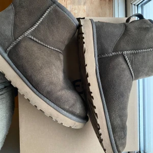 Uggs - Säljer mina älskade uggs för att de inte kommer till användning längre. De är använda men i bra skick med få fläckar på mockan. De är den öga modellen och de är mörkgröna. De köptes nya från Raglady för 2000kr. Låda tillkommer 💚