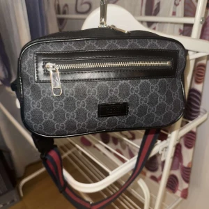 Gucci väska - En sällsynt o t snygg Gucci väska som du kan ha runt midjan samt över axeln ny pris 12700 säljar den för 2000 kr