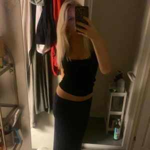 Långkjol från Nelly  - Jättefin långkjol från Nelly, perfekt till en stickad tröja på vintern eller en fin blus på sommaren!❤️❤️❤️Jag är 172 ❤️❤️💕💕💕