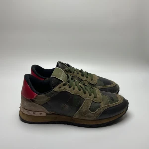 Valentino rockrunner - Hej! Säljer nu dessa brutalt snygga valentino rockrunners, perfekta till vintern. skorna är i superfint skick. Hör av dig vid frågor 