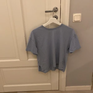 Ljusblå t-shirt från Zara - Säljer en ljusblå t-shirt från Zara i storlek S. Den är i bra skick och perfekt för vardagsbruk. T-shirten är kortärmad och gjord av mjukt material, vilket gör den bekväm att bära. Passar perfekt till jeans eller shorts för en avslappnad look.