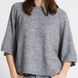 Grå stickad tröja - Säljer denna mysiga gråa stickad tröja med trekvartsärmar. Tröjan är i väldigt bra skick!                                              Tröjan är i storlek xs men passar även s-m💗Skriv för fler bilder!