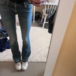 Blå bootcut jeans - Jättesnygga lågmidjade bootcut jeans från crocker 😋innerbenslängd 80 midja 35💓💓