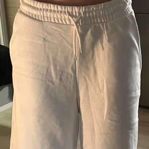 Vita shorts från Lager 157 - Säljer ett par vita shorts från Lager 157 i storlek M. De har en elastisk midja med snörning för justerbar passform och är gjorda i ett mjukt material. Aldrig använda!