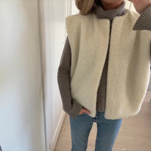 Teddyväst - Superfin teddyväst💕 köpt secondhand och står inget märke förutom ”made in Italy”❤️ sparsamt använd och fint skick 