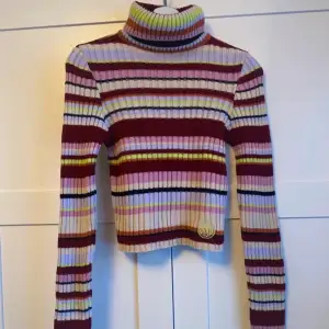 Randig, flerfärgad polotröja från urban outfitters i croppad modell. Köptes på vinted , bilderna är från den säljaren. Mycket bra skick , säljs då den var för kort för mig. Storlek S men liten i storlek så skulle tippa på XS/S 🥰