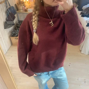 Stickad vinröd polo - SUPER snygg!! Tryck gärna på köp nu❤️❤️