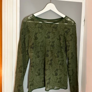 Grön spetstopp  - Grön spetstppp från Fiorella, tillverkad i Italien. Något stor på mig så får tyvärr sälja vidare denna fina till någon som kommer använda den mer </3