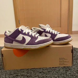 Nike Dunk Low SB - Säljer mina skysta Nike skor då de blivit för små. De är i utmärkt skick och knappast andvända med näst intill inga tecken på andvändning.
