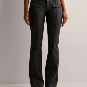 Lågmidjade bootcut skinnbyxor  - Suuupersnygga svarta bootcut skinnbyxor med låg midja och snygga fickor framtill. Säljer då de tyvärr ej kommer till användning, endast använda en gång. De är precis som nya, köpta för 700kr