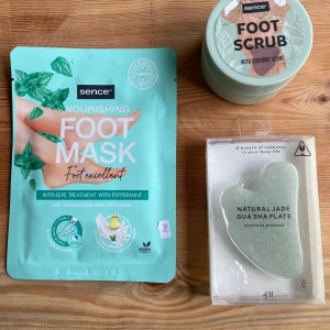 Hudvårdspaket från Apoliva - Set med duschcreme och bodylotion från Apoliva. Innehåller aloe vera och passionsfruktextrakt för en uppfriskande känsla. Förpackningen har ett tropiskt tema med papegojor och blommor, vilket ger en känsla av varma stränder på Tobago.