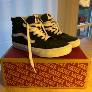 Mörkgröna Vans  - Snygga mörkgröna Vans. Endast använda en gång, så i toppen skick! Hör gärna av dig vid frågor eller fler bilder. 