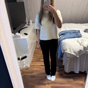 Svarta jeans - Snygga svarta jeans med en klassisk design. De har en rak passform och är perfekta för en stilren look. Byxorna har fickor med fin men diskreta detaljer.