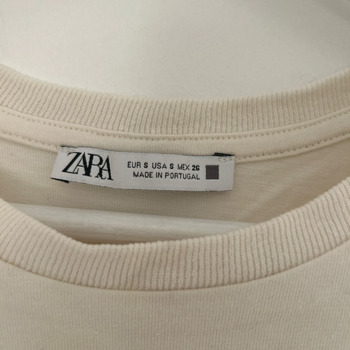 Beige t-shirt med tryck - 2