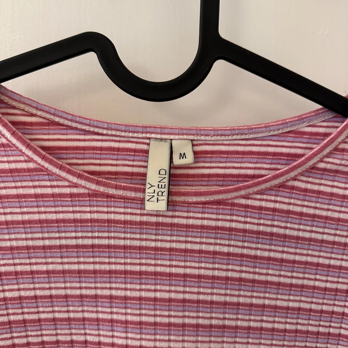 Rosa och vit randig tröja från NLY Trend - 1