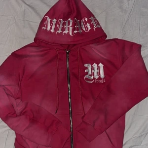 Mirage Zip Hoodie | Custom Streetwear - Rosa med acid wash, väldigt hög kvalité zip hoodie (400 GSM) från vårt eget företag. Vi har sålt massvis i Sverige och vill fortsätta expandera. Storlekar S/M/L finns samt barn storlekar (alltså kortare armar osv). SKRIV TILL OSS FÖRST FÖR ATT CHECKA VILKA STORLEKAR SOM FINNS KVAR DÅ DEM SÄLJS FORT ! 