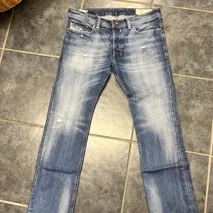 Blå jeans från Diesel - Snygga blå jeans från Diesel med en sällsynt tvätt . Modellen är Safado med en slim-straight passform passar mig som 180 