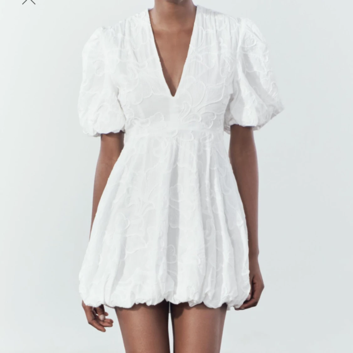 Vit klänning med puffärmar