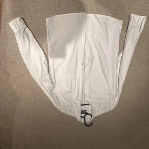 Vit skjorta från Paul & Friends - Säljer en stilren vit skjorta från Paul & Friends i storlek M. Skjortan har långa ärmar och knappar framtill. Perfekt för en klassisk look.