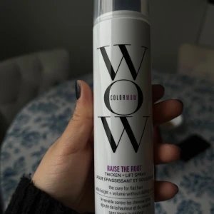 Color Wow Raise the Root Spray - Säljer en Color Wow Raise the Root Thickening Spray. Perfekt för att ge volym och lyft till håret utan att tynga ner det. Kommer i en praktisk sprayflaska som är lätt att använda. Nypris 359kr