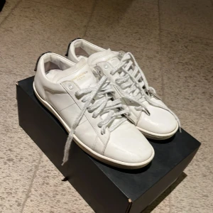 Saint Laurent skor - Otroligt feta och ovanliga skor från Saint Laurent.  Bra skick, lite syn på användning inuti skon och på tungan av skon men inget som syns tydligt. Allt original finns med: kvitto, dustbags, orginalsnören osv. Storlek 43.