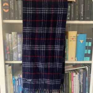 BURBERRY HALSDUK - Snygg halsduk från burberry | Skicket är bra - Mitt pris: 699- Nypris: Ca 4000 | Hör gärna av dig om du har några frågor. //AU_Archive