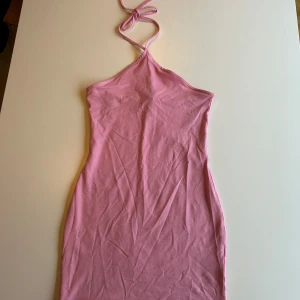 Ljusrosa tight klänning  - Superfin rosa tight klänning som passar perfekt på fester eller till sommaren💗