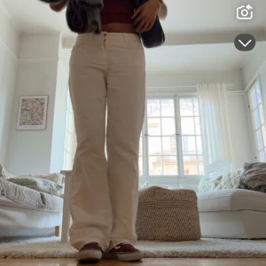 Vita jeans - lågmidjade - Så snygga vita långa jeans med medelhög/låg midja. Jätte bekväma. Använda en gång. Jag är 178 för referens. Men även snygga att vika upp om de blir lite långa