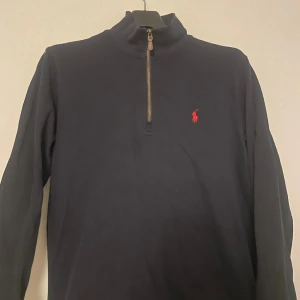Ralph lauren half zip - Ralph lauren half zip i marinblå. Mycket bra skicka och inte mycket använd. Strlk M✅
