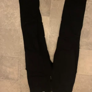 Svarta jeans från H&M - Snygga svarta jeans från H&M i storlek 30. Byxorna har en dragkedja och knapp framtill. Perfekta för en stilren look.