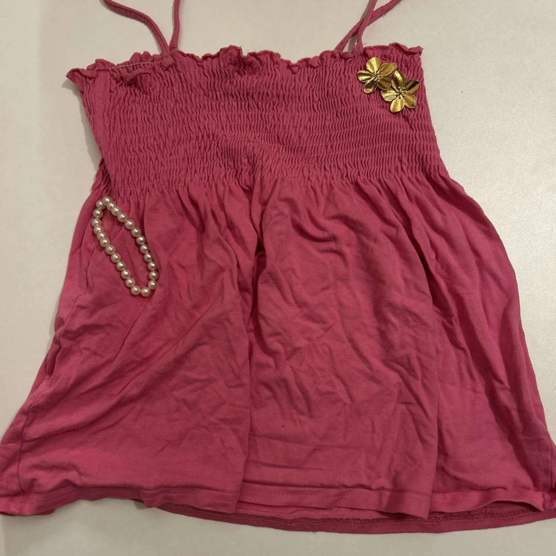 Rosa ärmlös topp med smockdetaljer