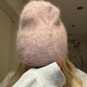 Snygg mössa - Säljer denna ursnygga mössan som inte kommer till användning 💓 i en rosa/beige färg 
