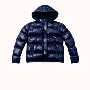 Marinblå vinterjacka från Design By Amor - Säljer en snygg marinblå pufferjacka från Design By Amor. Aldrig använt den då den är för stor för mig. Den är lite glansig. Köpte den för 649 kr