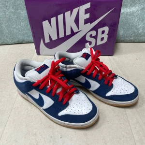 Nike sb dunks La dodgers  - Nästan oanvända Nike SB dunks 🔥  Skorna är A-k0p1or, man ser ingen skillnad alls 🤝 Skorna är i strl 43. Kp för mer bilder eller frågor. Priset är inte slaget i sten. Nypris är annars 4k+. Box och extra skosnören medföljer 🤝 Köp gärna genom plick. 