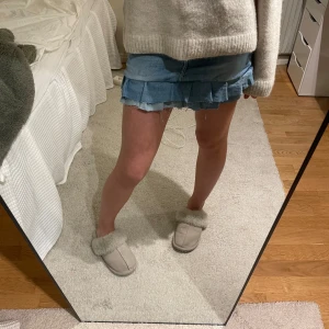 Jeanskjol med volangdetaljer - Säljer en söt jeanskjol med volangdetaljer i nederkant. Kjolen är kort och har en ljusblå färg som passar perfekt till en avslappnad stil. Perfekt för varmare dagar! Skriv om ni vill ha fler bilder eller har frågor❤️