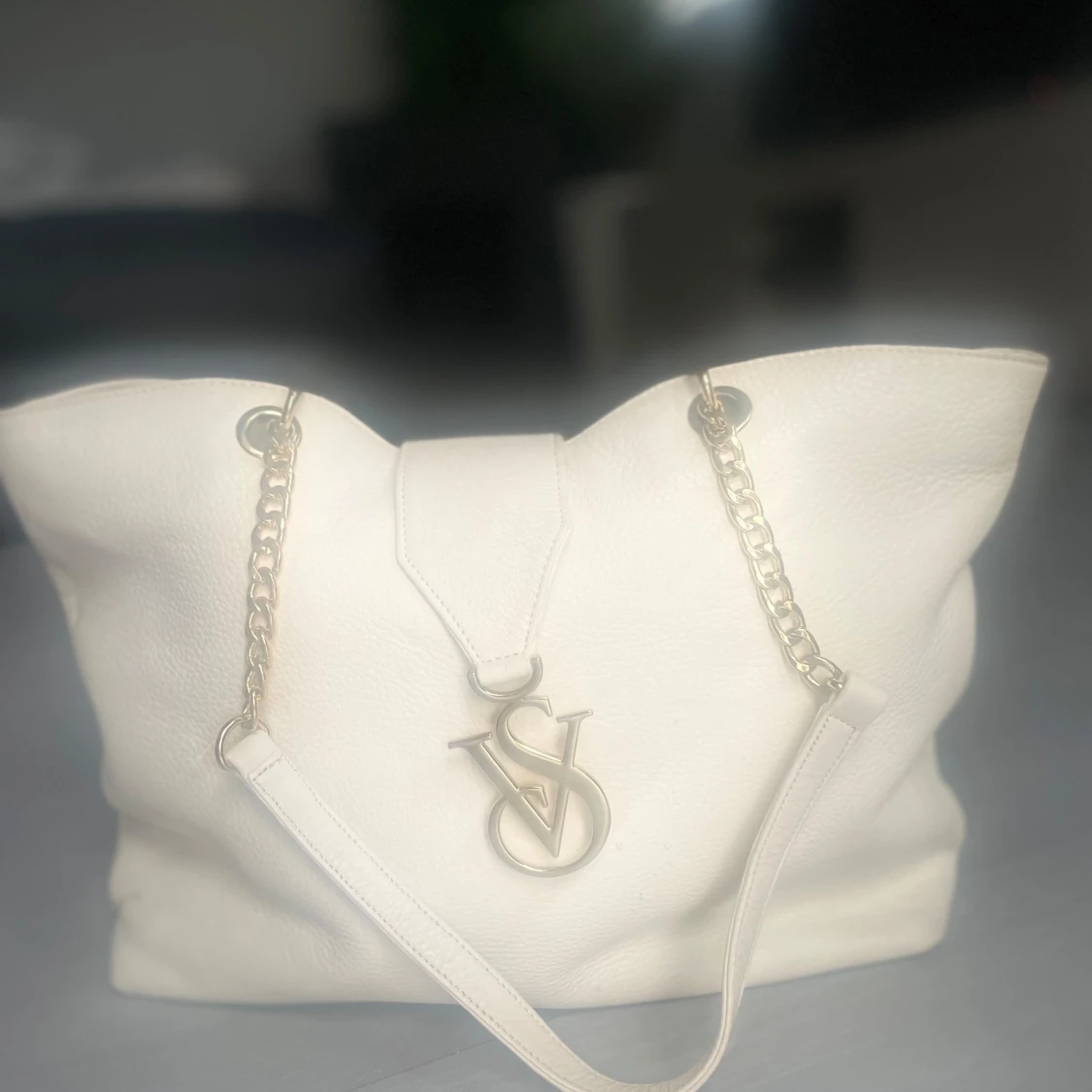 Vit axelväska med kedjedetaljer