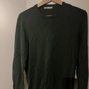 Mörkgrön tröja från Zara - Mörkgrön tröja från Zara. Mycket bra skick.