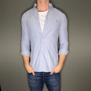 Ralph lauren skjorta - Hej säljer nu min fina Ralph Lauren skjorta i storlek S. Den är i nyskick och kommer vara otroligt snygg i höst/vinter. Nypris cirka 1500kr! Vi kommer att sälja liknande produkter nu närmare vinter så glöm inte följa profilen!🌊🍾