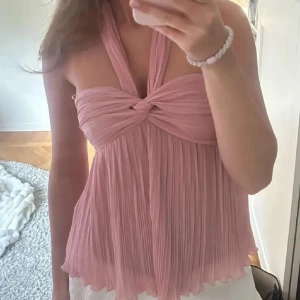 Rosa halterneck topp - Snygg rosa halterneck topp från Zara perfekt till sommarn! Säljer pga att jag har två! Har en liten defekt vid dragkedjan men syns knappt!